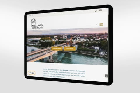 Nibelungen-Apartments-Website auf einem Tablet: Luftbild von Worms